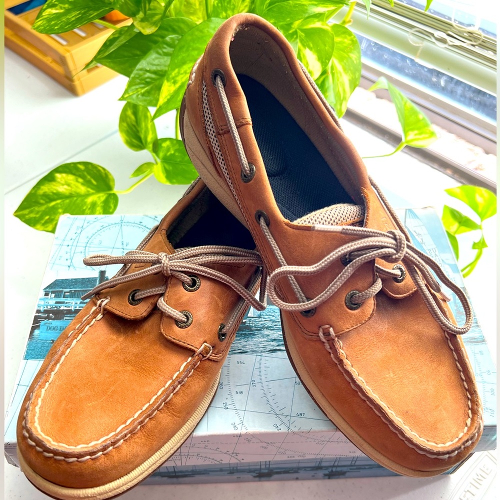 Size 8 1/2 , Tan.